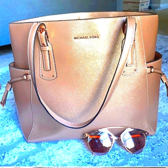 Michael Kors Handbags - ROSE GOLD💕 MICHAEL KORS LEATHER TOTE METALLIC BAG